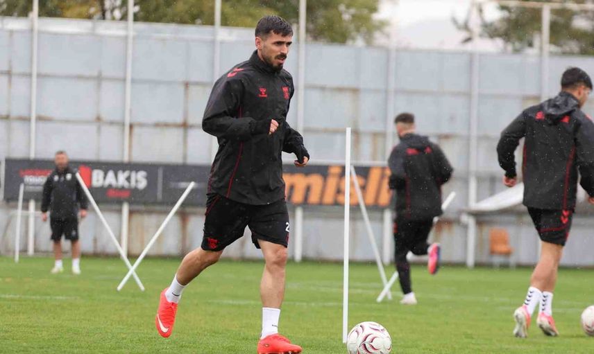 Sivasspor yağmura rağmen taktik düzen üzerinde yoğunlaştı