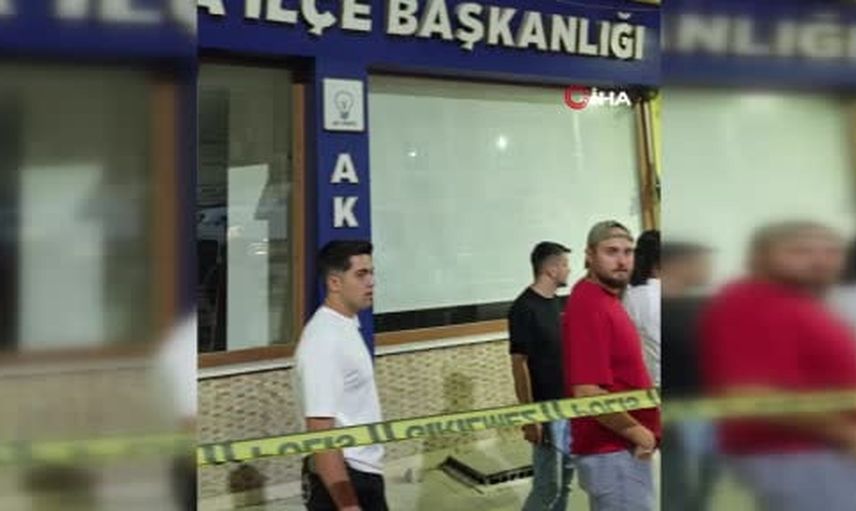 Soma'da fren arızası iddiası: otomobil AK Parti ilçe binasına girip toplantı salonunda durdu