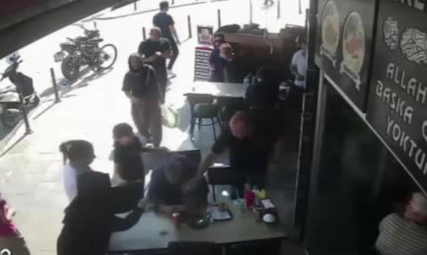 Döner lokantasında saniyelerle ölçülen müdahale: polis Heimlich manevrasıyla kadını kurtardı