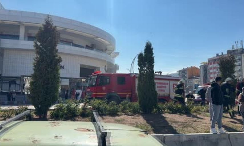 Kırmızı ışıkta çarpışma sonucu yan yatan araç jandarma kavşağında trafiği felç etti