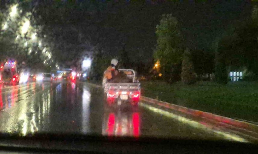 Eskişehir'de yağmur altında motosiklet kasasında riskli yolculuk kameralara takıldı