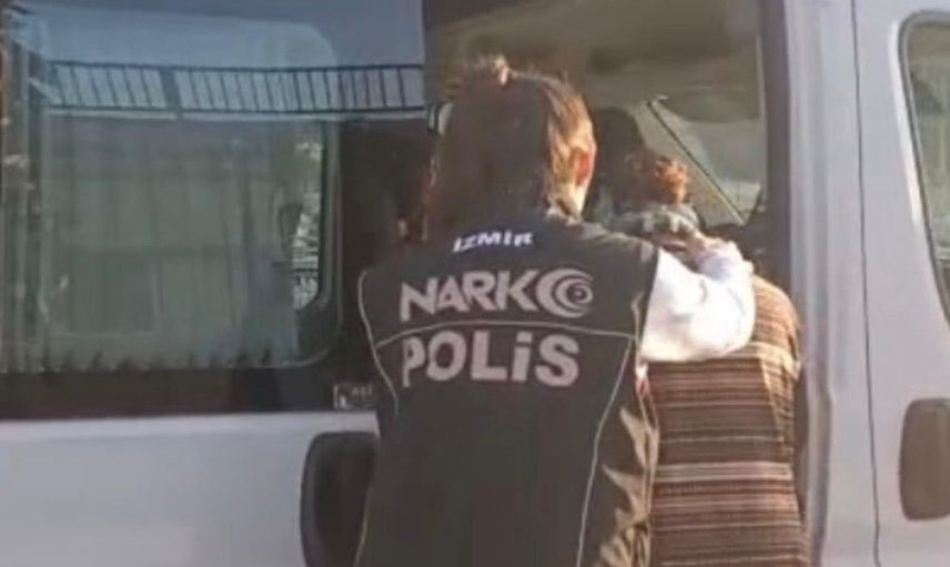 Uyuşturucu satışında suçüstü: İzmir'de 22 yıl 6 ay 5 günle aranan kişi yakalandı