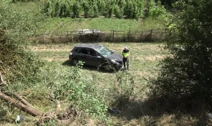 Küre'de virajı kaybeden araç 20 metre şarampole yuvarlanıp takla attı