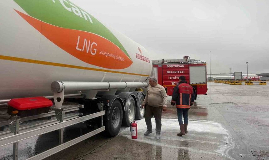 Lastikleri alev alan LPG yüklü tır jandarma müdahalesiyle kontrol altına alındı