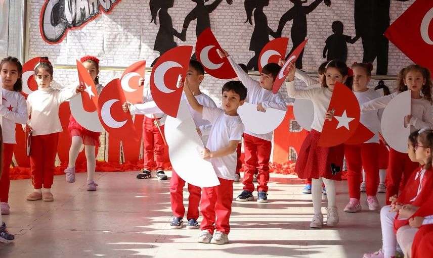 Efeler'de cumhuriyet coşkusu gençten yaşlıya renkli programla yükseliyor