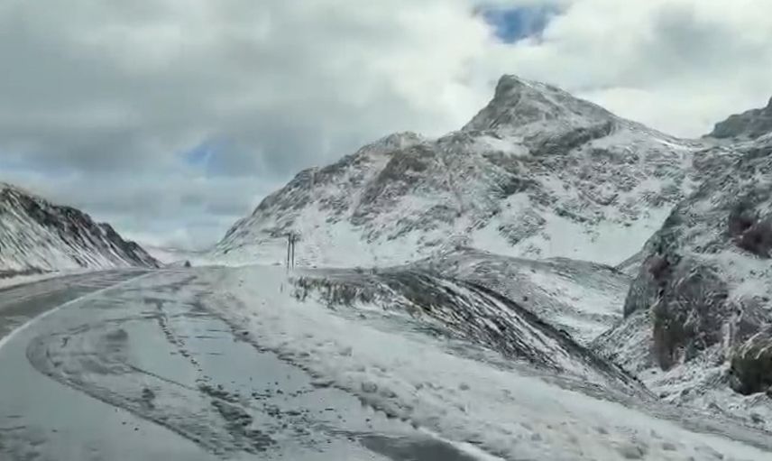 Van-Bahçesaray hattında Karabet Geçidi mevsimin ilk karıyla beyaza büründü
