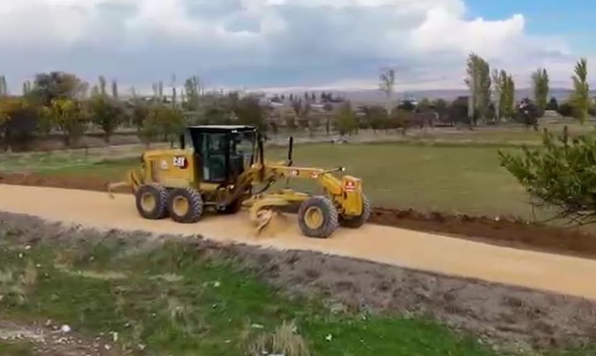 Bolvadin'de Erkmen Mahallesi yoluna soğuk asfaltla konforlu dönüşüm