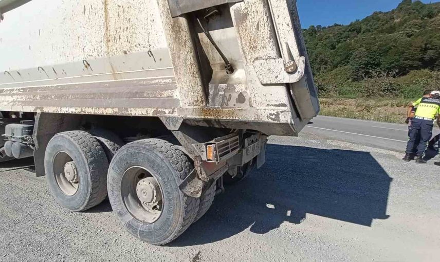 Yığılca yolunda arkadan çarpışma: 26 yaşındaki sürücü araçta sıkıştı