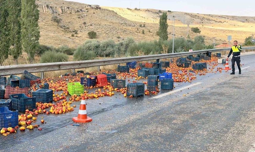 Polatlı yolunda dorsesi devrilen tırın şeftalileri yola saçıldı