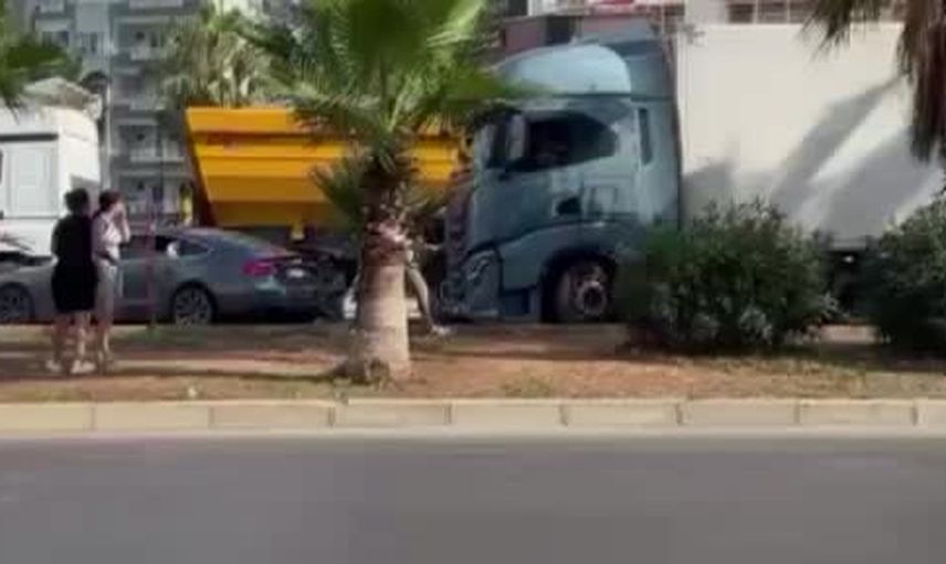 Mersin'de tır ile otomobil arasında yol ortasında gerilim