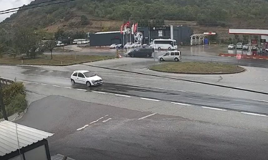 Yalova'da yol ayrımında minibüsün çarpmasıyla otomobil ikiye bölündü