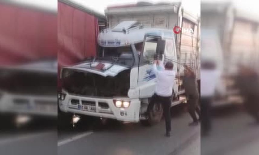 D100'de kamyon tıra çarpınca kabin ezildi, sürücü itfaiye tarafından kurtarıldı