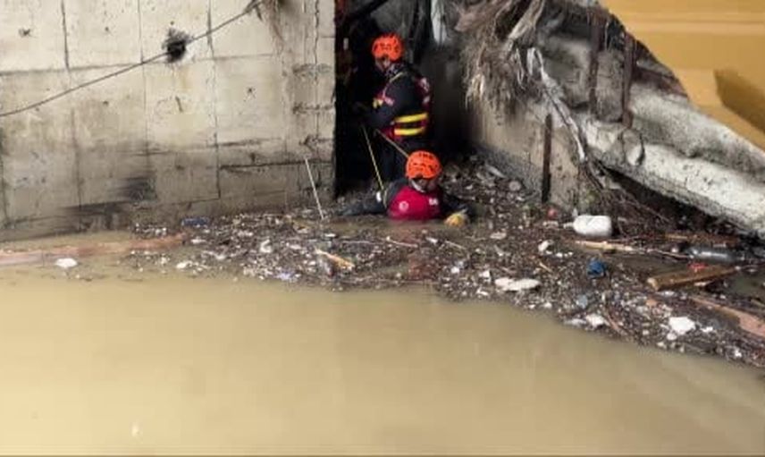Köprü altına sıkışan araç arama kurtarmayı hızlandırdı