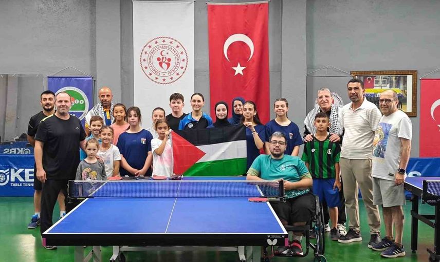 Sakarya'da dostluk masasında buluştular: Filistin milli takımı yerel sporcularla güç paylaştı