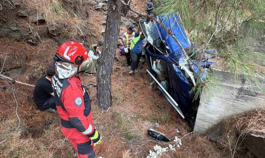 Göcek'te tünel üst yolunda sıkışmalı kaza: kişi itfaiye tarafından kurtarıldı