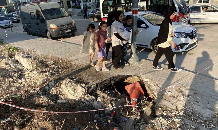Eskişehir'de Gökmeydan'da kaldırım çöküntüleri yayaları tehdit ediyor