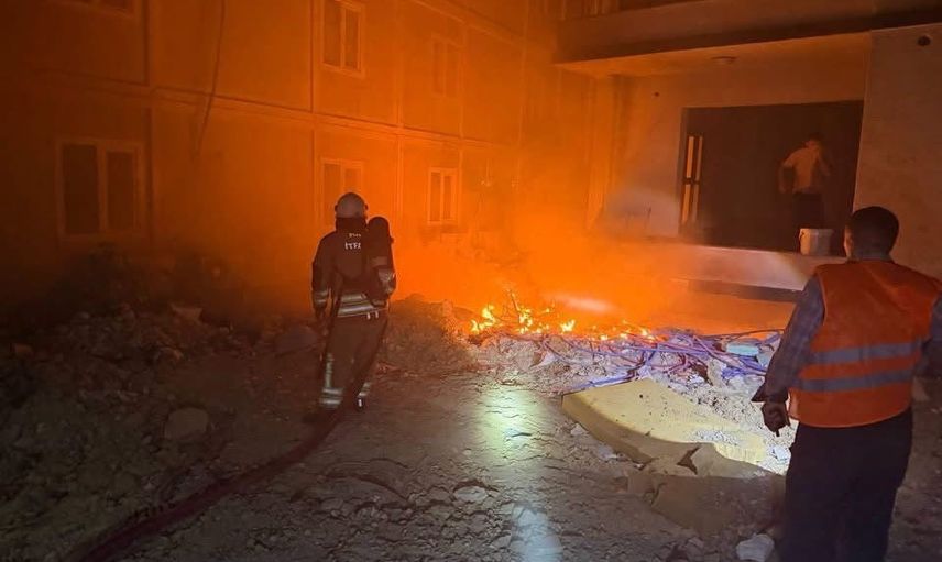 Antakya Aksaray Mahallesi'nde atıl malzemeler ve çöplükte çıkan yangın kontrol altına alındı