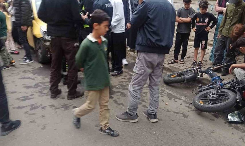 Bingöl'de ticari taksi bisiklete çarptı: iki yaralı