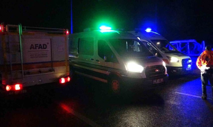 Malatya havaalanı yolunda kavşak kazası: 2 ölü, 3 yaralı