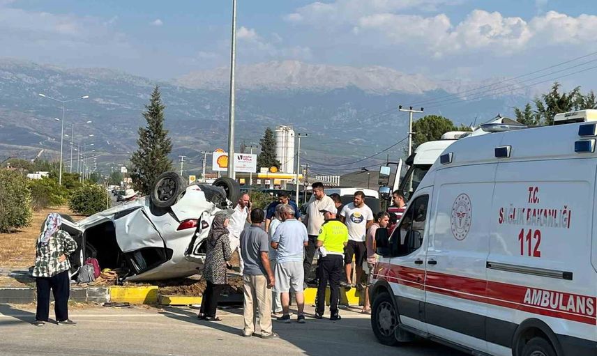 Seydikemer kavşağında tırla otomobil çarpıştı, dört kişi yaralandı
