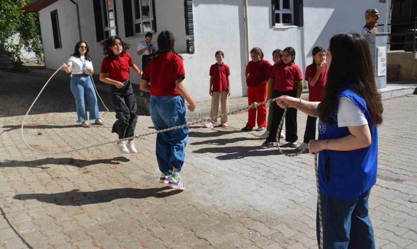 Manisa'da gönüllü gençler İlköğretim Haftası'nda miniklerle dayanışma örneği sergiledi