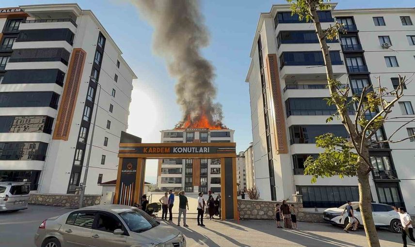 Elazığ'da çatı katında çıkan yangın kontrol altına alındı