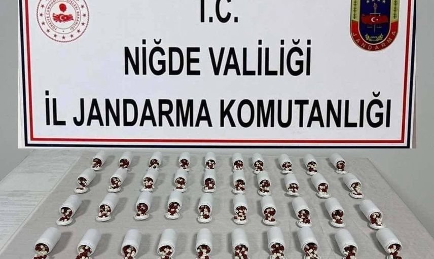 Niğde otogarında jandarma operasyonunda 2 bin 240 hap ele geçirildi