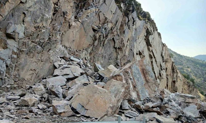 Beytüşşebap'ta yağış sonrası yamaçtan kopan dev kayalar yolu kapattı