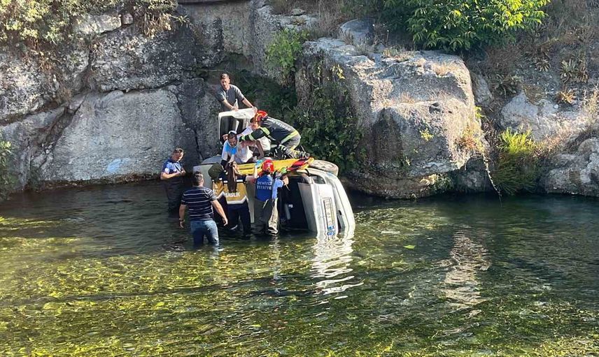 Çivril'de kontrolünü kaybeden araç 15 metrelik yükseklikten göle düştü