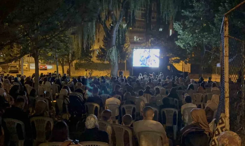 Mahalle parkında nesiller arası sinema gecesi