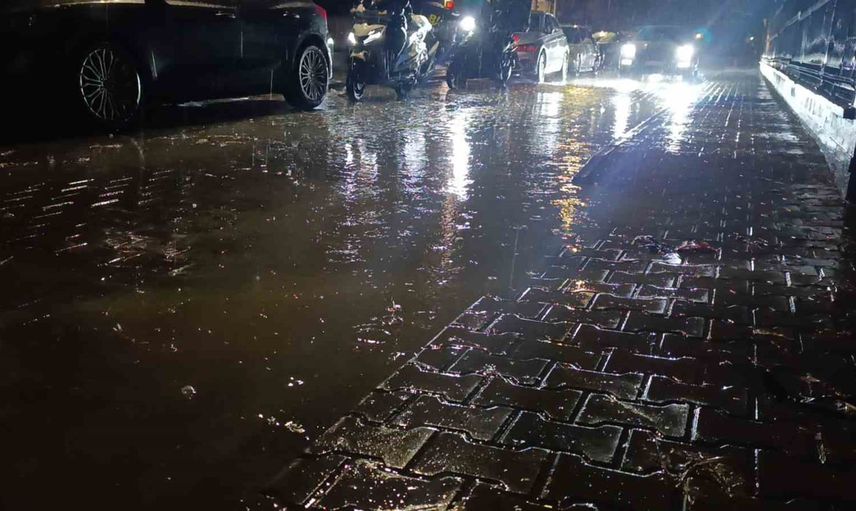 Tekirdağ’da sağanak hayatı aksattı: sokaklar suyla doldu