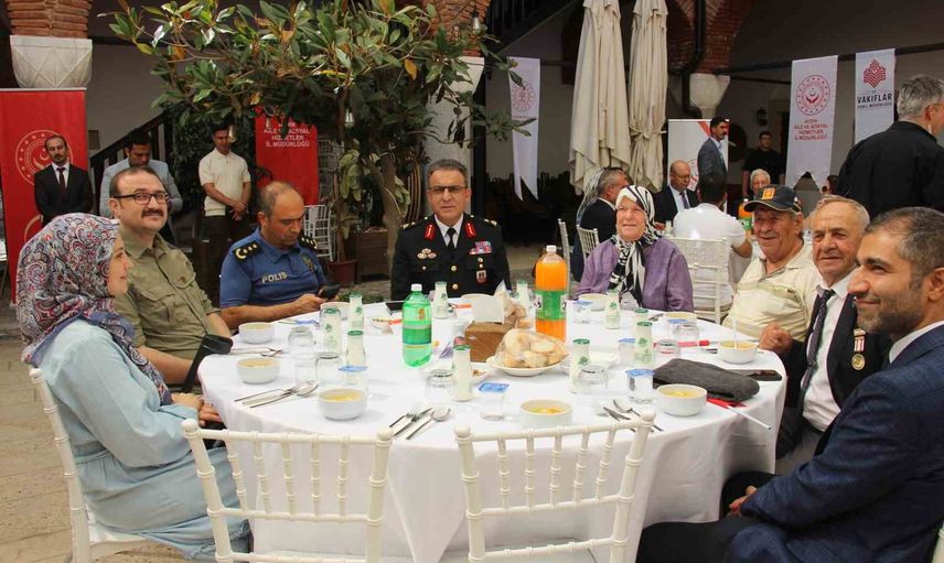 Aydın'da gazilere saygı: kent meydanından valiliğe yürüyüş ve onur yemeği