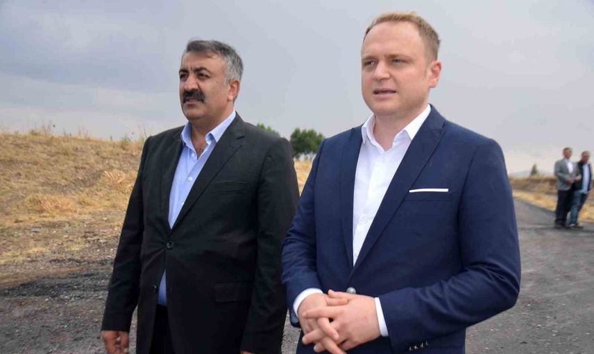 Köy yolları güvenli hale geliyor: Bulanık'ta 18 kilometrelik asfalt seferberliği