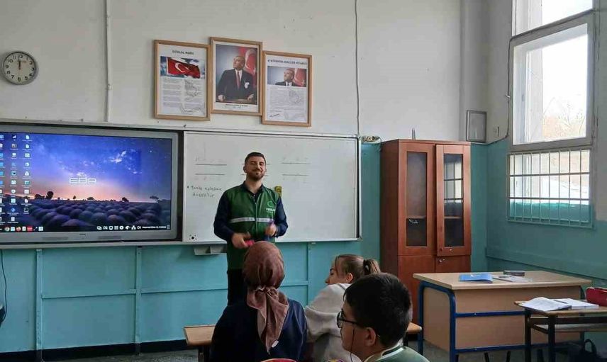 Kars'ta öğrenciler yeşilay sunumuyla sağlıklı yaşamı öğrendi