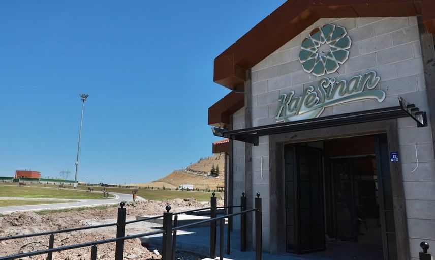 Erkilet Millet Bahçesi Kafe Sinan ile Kayseri manzarasını buluşturuyor