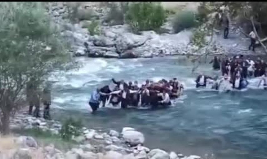 Yüksekova’da ekiplerin ulaşamadığı sarp arazide fenalaşan kişinin cenazesi omuzlarda taşındı