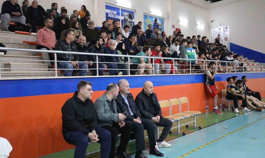 İnegöl'de gençlerin çekişmeli buluşması: sokak basketbolu şampiyonları kupalarını aldı