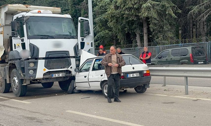 Eğirdir'de ters yöne giren otomobil hafriyat kamyonuyla çarpıştı, üç yolcu yara almadan kurtuldu