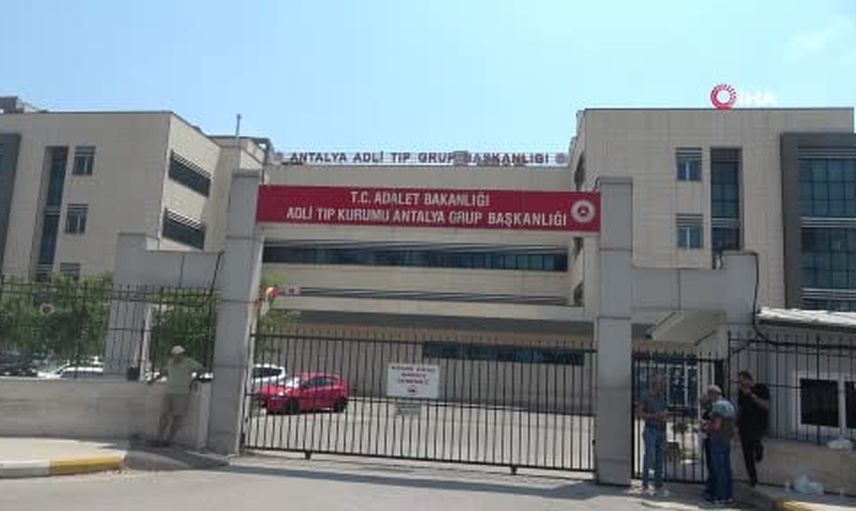 Konyaaltı'nda boğulma: iki genç yaşamını yitirdi, baba tabuta çöktü