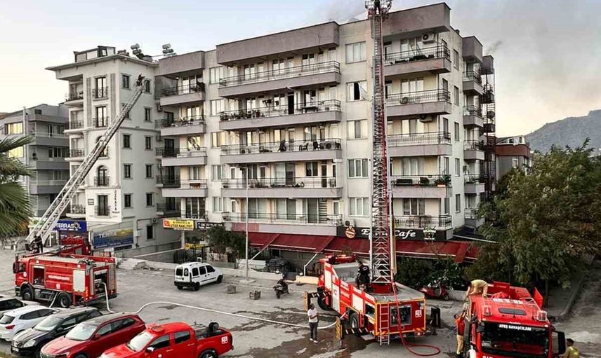 Milas'ta çatı yangını itfaiye tarafından kontrol altına alındı