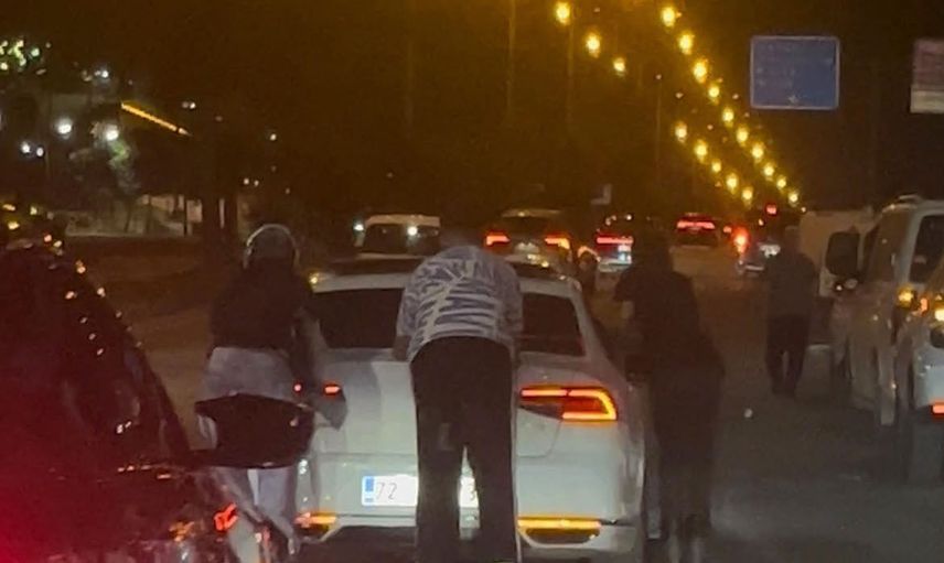Demokrasi Bulvarı'nda otomobile tutunan patencilerin tehlikeli geçişi