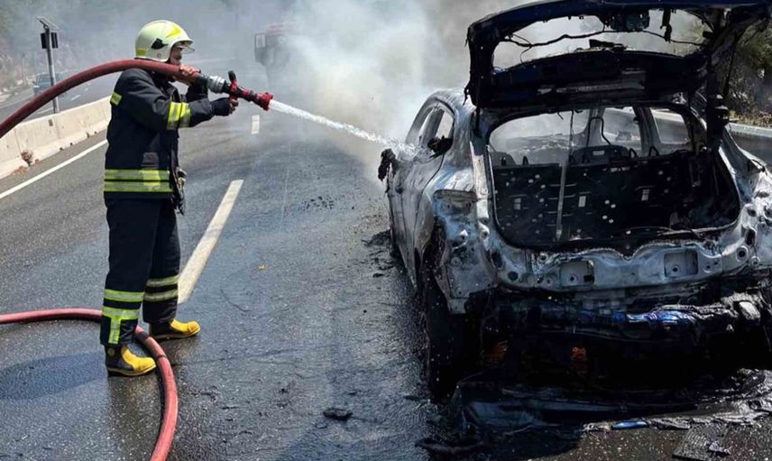 Sakar'da rampada alevlenen araç kullanılamaz hale geldi