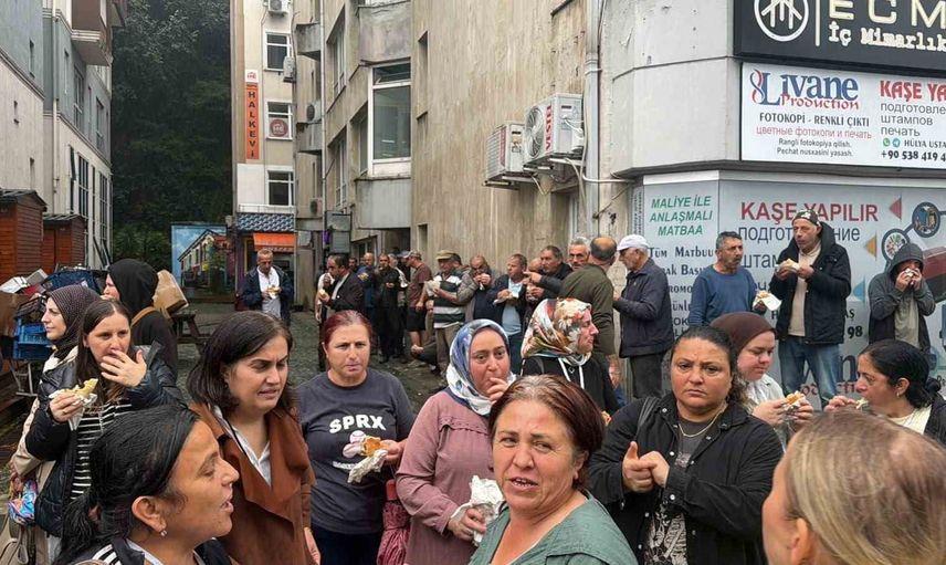 Karadeniz bereketi Hopa meydanında balık ekmek şölenine dönüştü