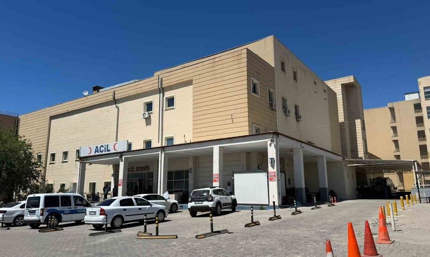 Siverek'te park halindeki traktörün aniden hareket etmesi iki kişiyi yaraladı