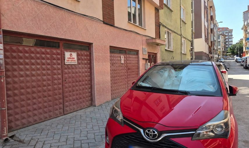 Eskişehir'de garaj önüne parklar mahalle yaşamını aksatıyor