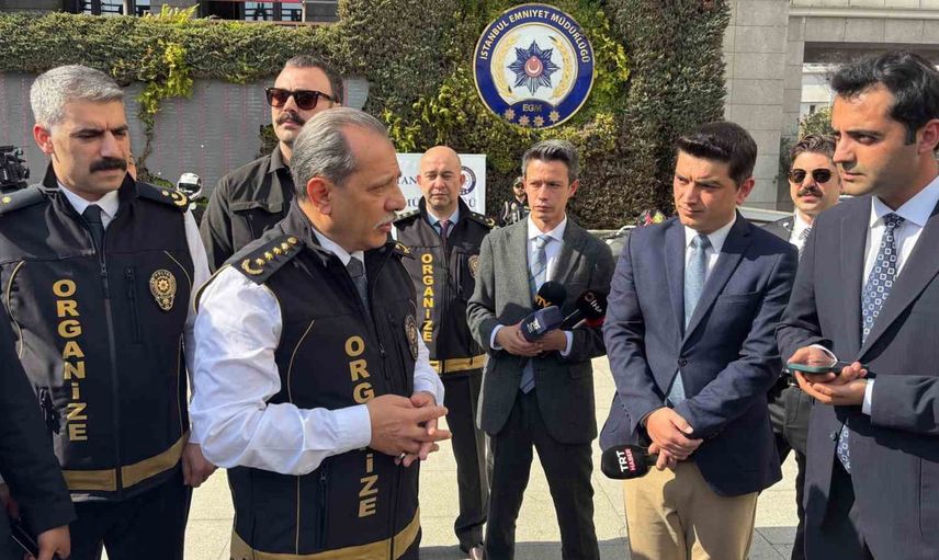 İstanbul'da çetelere operasyon: ele geçirilen silahlar emniyette sergilendi