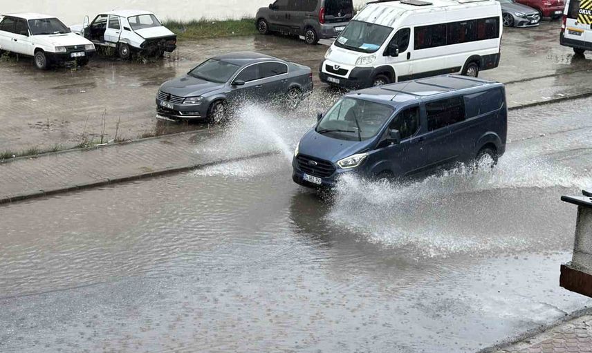 Sakarya'da aniden bastıran sağanak yolları suyla kapladı