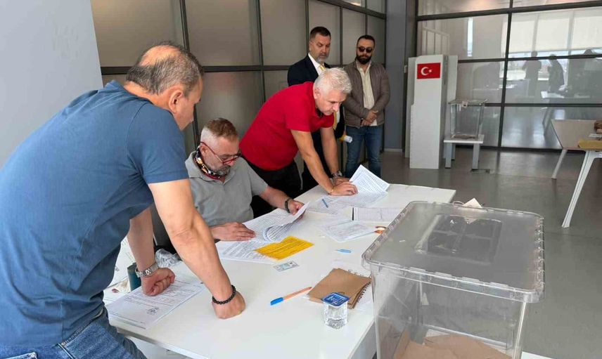 Aydın Ticaret Odası'nda sandıklar açıldı: üyeler 'düğün günü' coşkusuyla oy kullanıyor