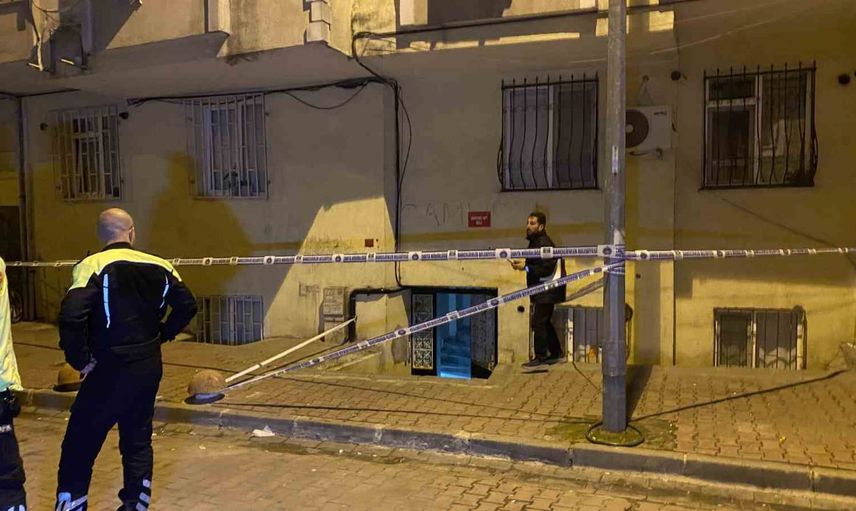 Bahçelievler'de istinat duvarı çöküşü iki binanın zeminini etkiledi