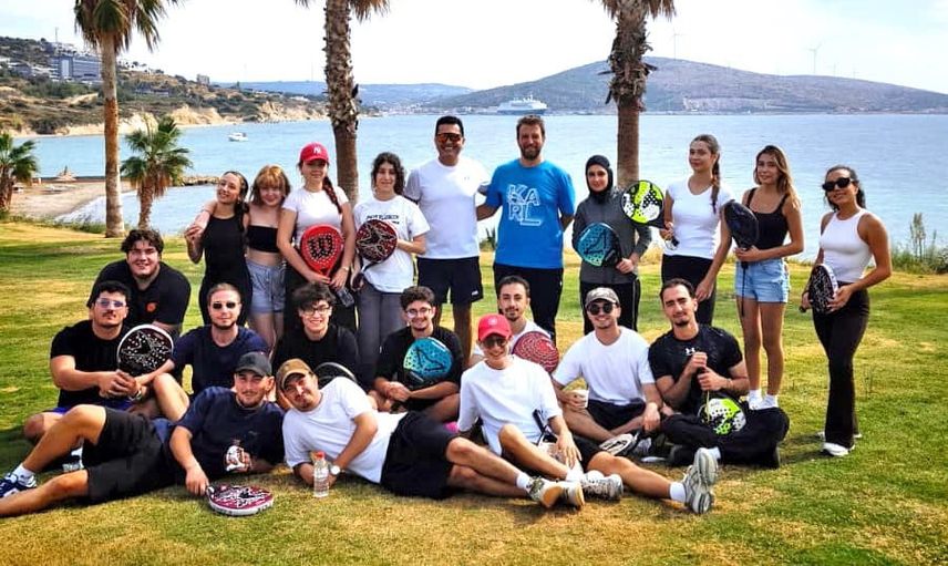 Çeşme'de üniversiteliler padelle spor ve sosyal yaşamı birleştirdi